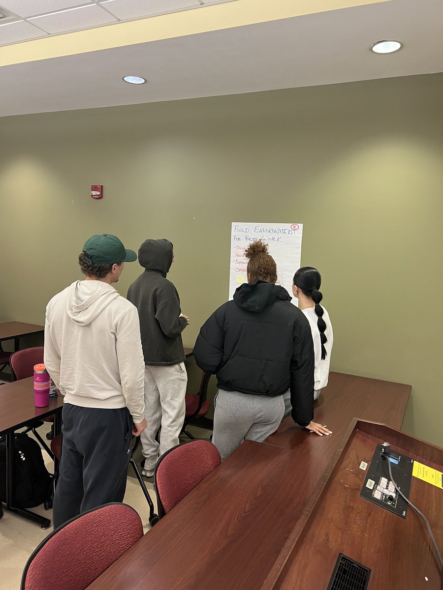 RonSiersJr's tweet image. #PHEC330 Athletic Coaching students began their analysis 🧐 and evaluation of @WDWconvo environments this morning. @lahenry96 #CoachingCorner @SalisburyU @SUSeaGulls