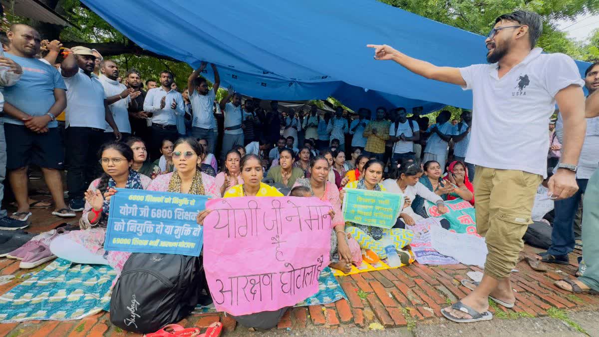 यूपी की "69000 शिक्षक भर्ती" मामले 
में कल फिर मा. सुप्रीम कोर्ट में सुनवाई है!

सवाल यह है कि,
▪️क्या देश की "सर्वोच्च अदालत" मामले को सुनेंगी?
▪️क्या "योगी सरकार" अपना पक्ष रखेगी
   या नई तारीख लेकर भाग जायेगी?
▪️क्या "बहुजनों" को न्याय मिलेगा?

#69000_शिक्षकभर्ती_आरक्षण_घोटाला