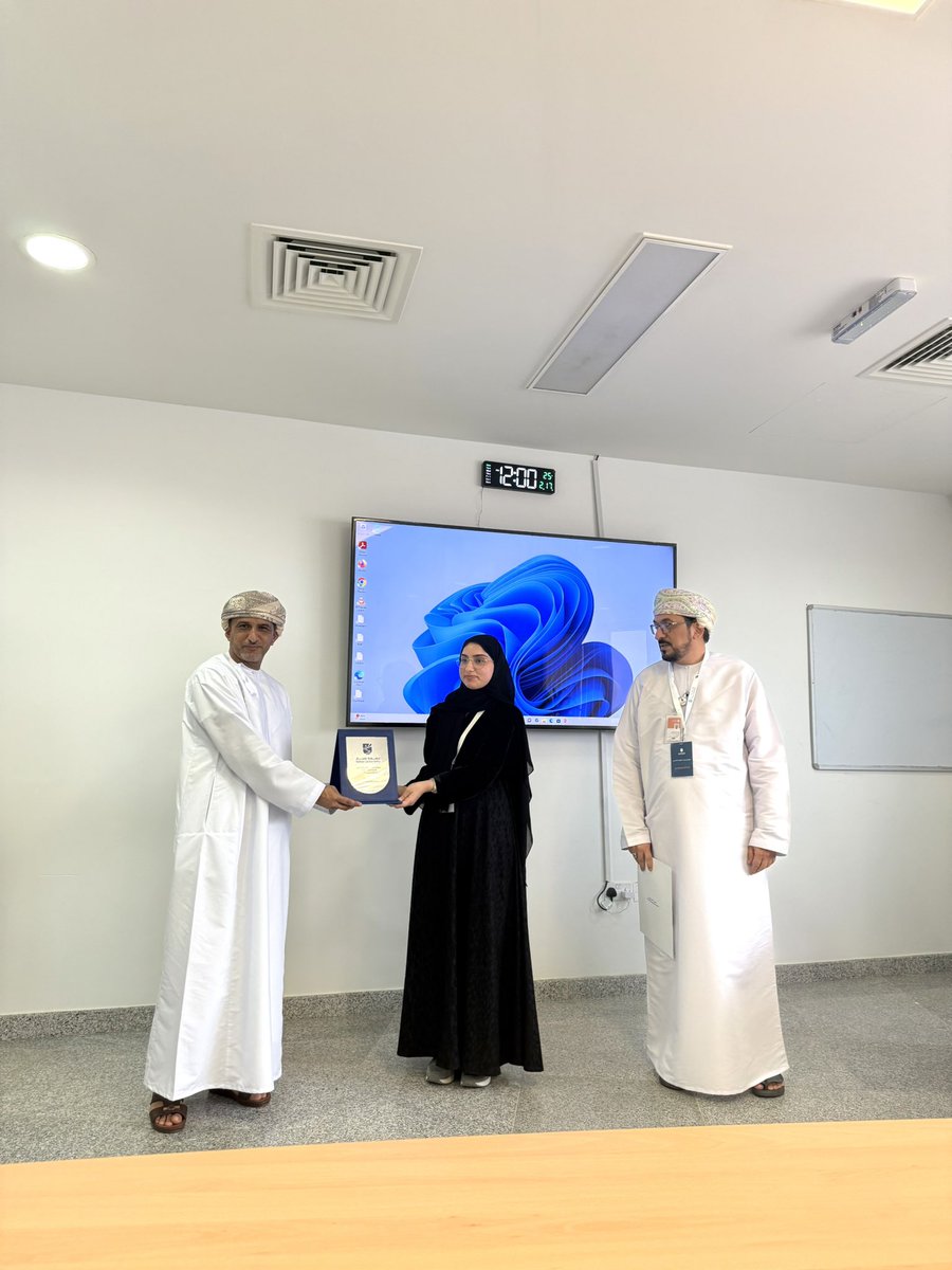 في إطار تعزيز البحث العلمي ودعم الابتكار الطلابي شاركت  الطالبة: حور السعدي نيابة عن الطالبتين شهد السنيدي، وخديجة العلوي وبإشراف د. عبدالله الفارسي في مؤتمر بحوث  الطلبة الخامس تحت شعار "قضايا في علوم اللغة والتربية والأدب" الذي نظمته كلية التربية والآداب بجامعة صحار
<a href="/RITTC_ASU/">مركز البحث العلمي والابتكار ونقل التكنولوجيا</a>