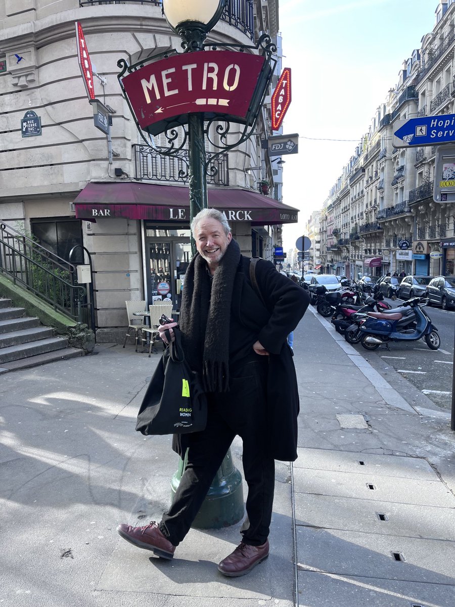 Cet homme s’amuse bien a Paris avec sa femme Maggie Gee …