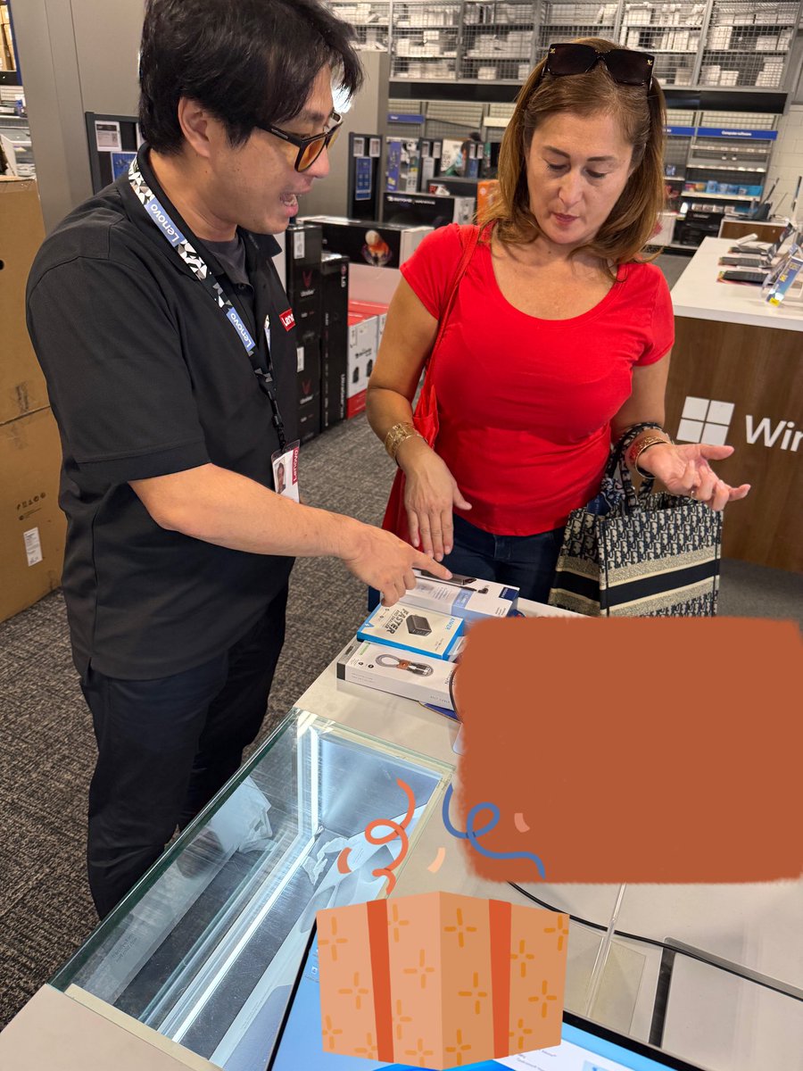 fangkun0315's tweet photo. Aloha!! Showing our customer the way to charge their Lenovo laptop!
#WeAreLenovo #PremiumStars https://t.co/zpjGh35TAl