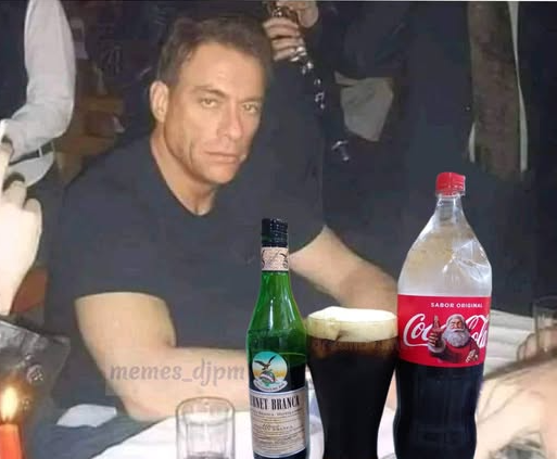 -Te saco un poco de coca para los chicos sabes ?
-