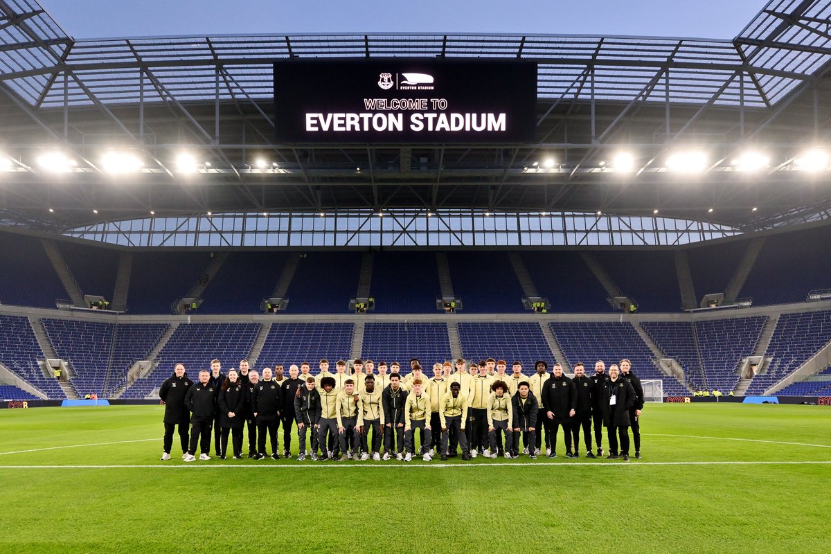 EvertonAcademy's tweet image. History-makers! 🙌

#EFCU18 are ready to become the first team to play at @EvertonStadium. 🏟️

Enjoy it, lads. 💙
