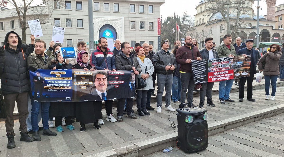 TipEmek's tweet photo. KFC ve Pizza Hut işçilerinin direnişi bugün de Bursa’da yankılandı! 

İşçilerin Şehreküstü Meydanı’nda yaptıkları basın açıklamasına TİP Bursa örgütümüz (@bursatip) de katıldı. 

KFC ve Pizza Hut işçilerinin yanında olmaya devam edeceğiz! 

#hakkımızıverinilkemşahinveyumbrands https://t.co/3ib41FdNLf