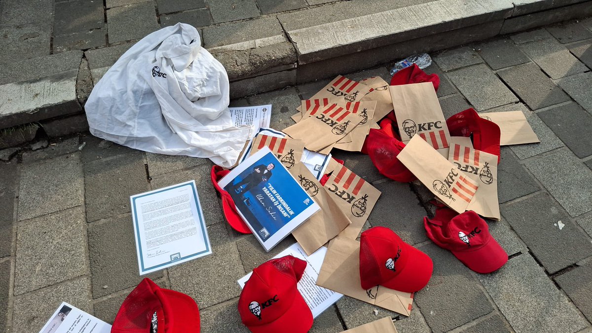 TipEmek's tweet photo. KFC ve Pizza Hut işçilerinin direnişi bugün de Bursa’da yankılandı! 

İşçilerin Şehreküstü Meydanı’nda yaptıkları basın açıklamasına TİP Bursa örgütümüz (@bursatip) de katıldı. 

KFC ve Pizza Hut işçilerinin yanında olmaya devam edeceğiz! 

#hakkımızıverinilkemşahinveyumbrands https://t.co/3ib41FdNLf