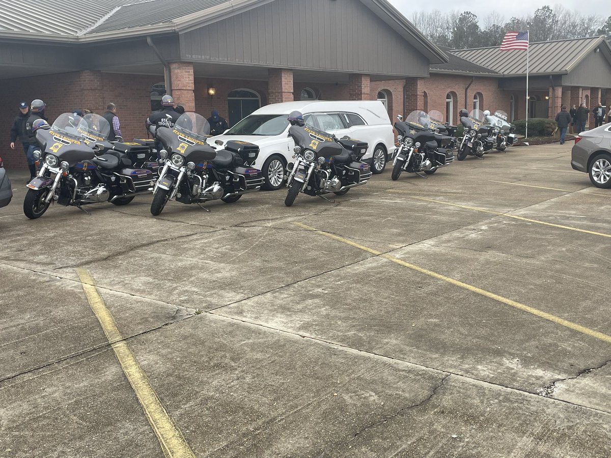 MHPTroopG's tweet photo. It was an honor for MHP and its Motor Unit to assist with escorting one of Mississippi’s Heroes, Army Chief Warrant Officer II Andrew Loyd Eaves to his final resting place. Thank you for your committed service to your family, community, and country. 
#MSHero https://t.co/3sBFhZFjOu