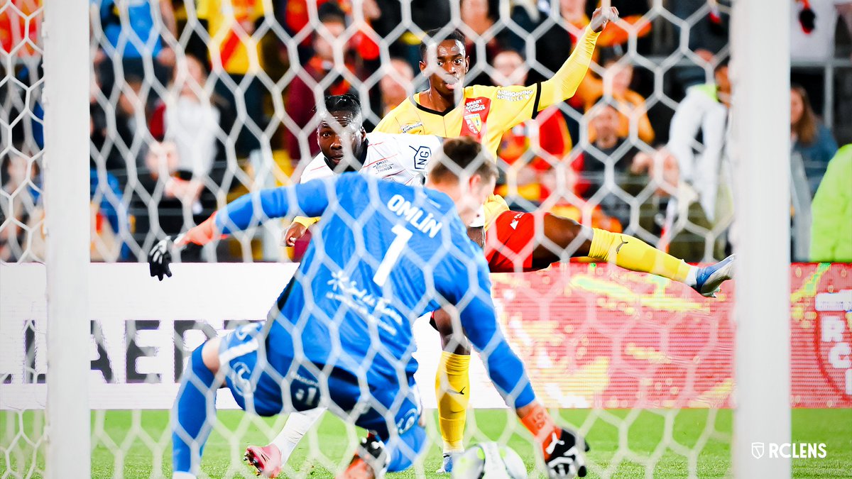 RCLens's tweet photo. Après les 𝐩𝐫𝐨𝐦𝐞𝐬𝐬𝐞𝐬, la 𝐜𝐨𝐧𝐟𝐢𝐫𝐦𝐚𝐭𝐢𝐨𝐧 🔝

En développement constant en 2021/22, le « Petit prince de La Gaillette » 👑 inscrit son premier but à Bollaert-Delelis contre Montpellier. Il conclut cette campagne avec 3 buts et 5 passes décisives.

#MerciDavid https://t.co/hwfYEi3cYj