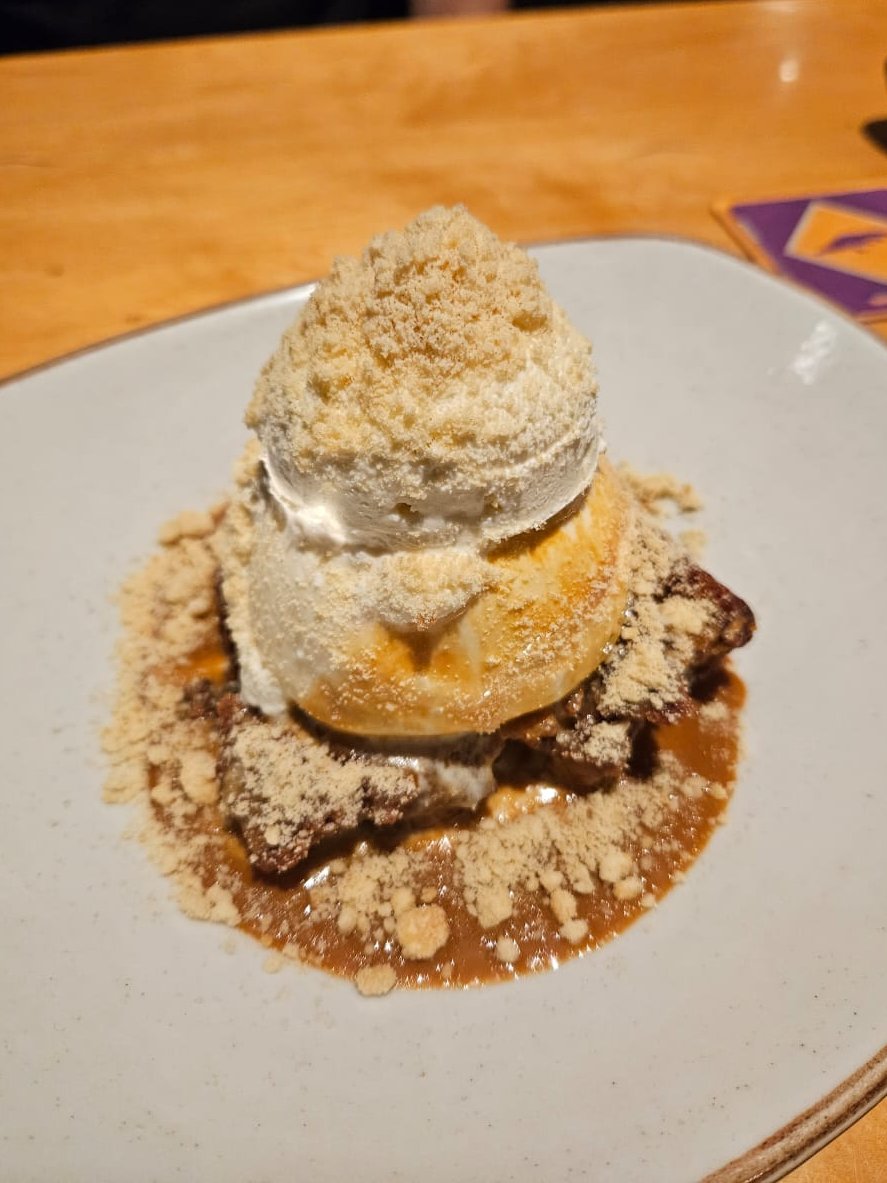 Diiileve's tweet photo. Fui pela primeira vez no Outback; 
me perdoem,
mas só a sobremesa me GANHOU.

Havanna Thunder com seu brownie de Noz Pecan, eu te amo.  🤤❤️ https://t.co/As79FJS5rR
