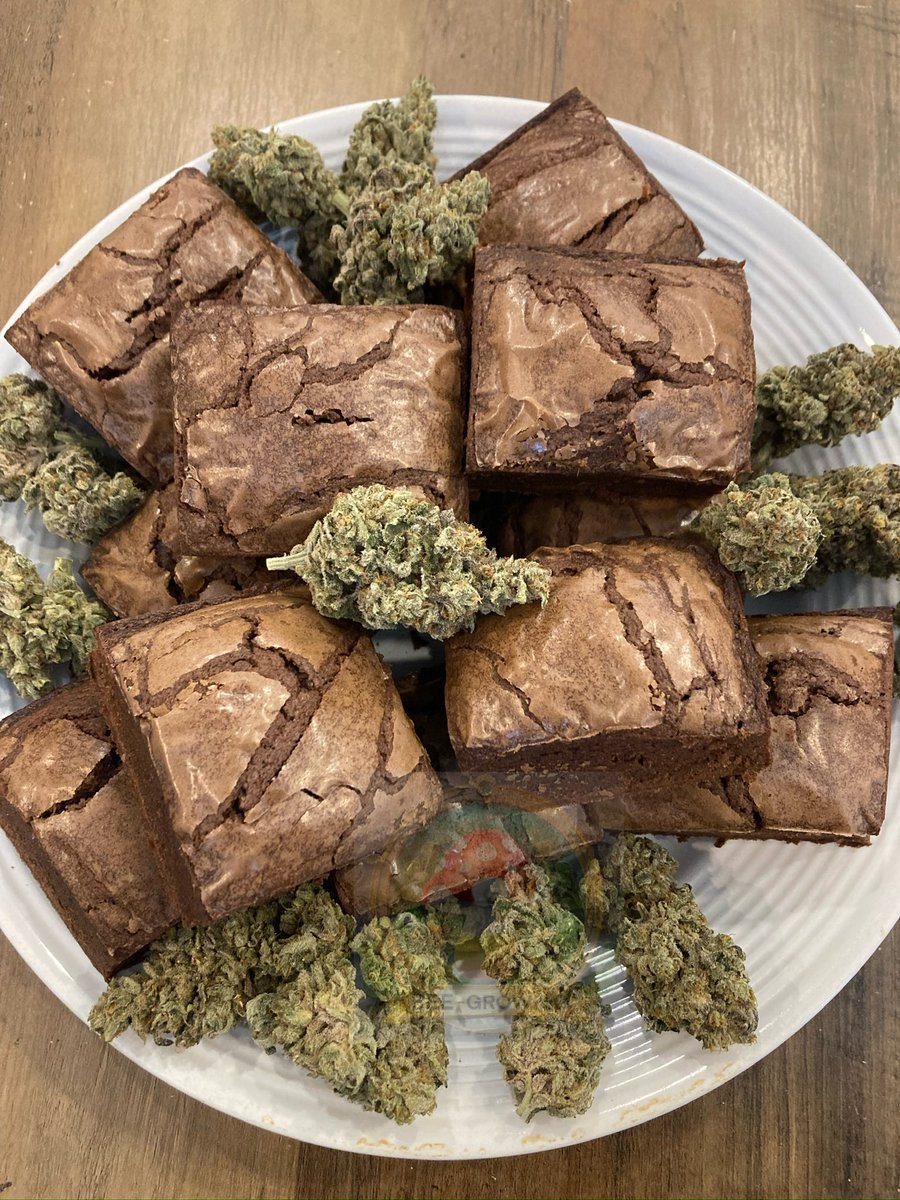 beegrowing420's tweet photo. I show up with this to the cook out am I getting in?  If so give me a follow cause I have a pretty cool growing journey 🙌💯❤️ happy smoking 
#edibles #stoner #infusedbutter #cannabutter #topshelf #zaza https://t.co/OxoNcnKH2E