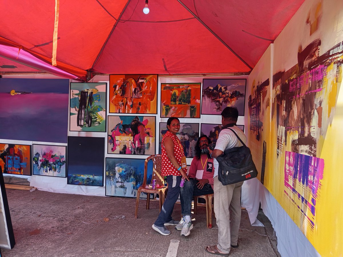 SenaniDienesha's tweet photo. Had an inspiring day at #KalaPola 2025! Open Air Art Fair. Met incredible Sri Lankan artists whose work left me in awe.  #SriLankaArt #ArtistSpotlight #ArtInspiration #Colombo #lk https://t.co/q8XCcck4qu