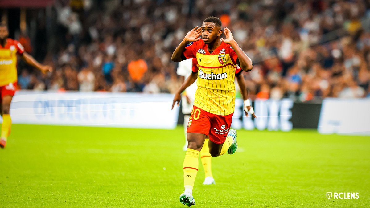 RCLens's tweet photo. À la 𝒃𝒂𝒈𝒖𝒆𝒕𝒕𝒆 d'une saison 𝒎𝒂𝒈𝒊𝒒𝒖𝒆 🪄

En 2022/23, l'enfant du club prend les clés du camion. Après avoir musclé son jeu, il score notamment à Marseille (0-1) et dispute 34 matchs lors de l'exercice historique du Racing en @Ligue1 (2e, 84 points). 🥈

#MerciDavid https://t.co/oGJO9uHsdq
