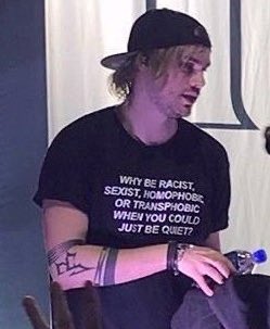 sugartalkfast's tweet image. michael clifford hate???? in the big year of 2025??? this guy??? this is who you’re going after??? and you’re dead /srs about it??? bffr