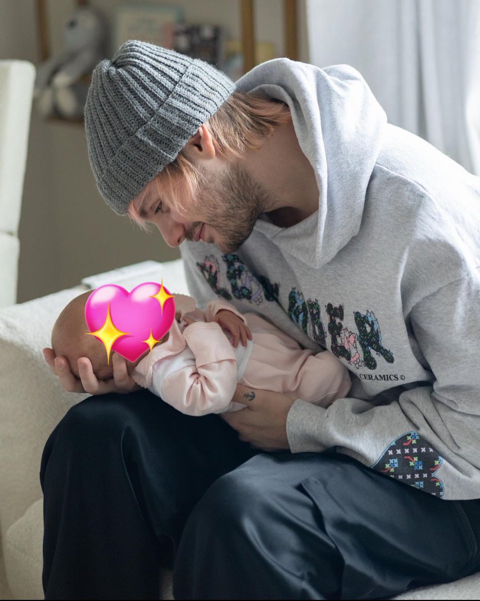 sugartalkfast's tweet image. michael clifford hate???? in the big year of 2025??? this guy??? this is who you’re going after??? and you’re dead /srs about it??? bffr