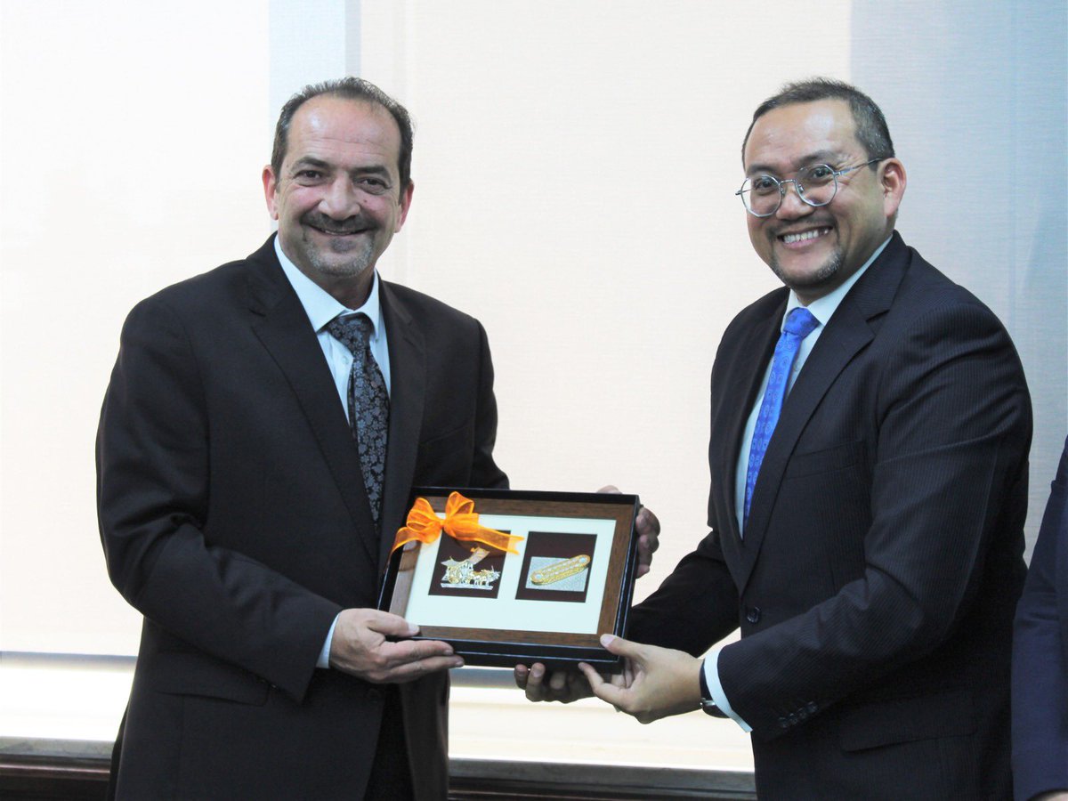 استقبلت اليوم وفدًا من مؤسسة تنمية التجارة الخارجية الماليزية (MATRADE) لبحث سبل التعاون وتبادل المعرفة والخبرات مع هذه الموسسة العريقة لفتح آفاق جديدة للتعاون بين الشركات الأردنية والماليزية الصغيرة والمتوسطة.

#JEDCO