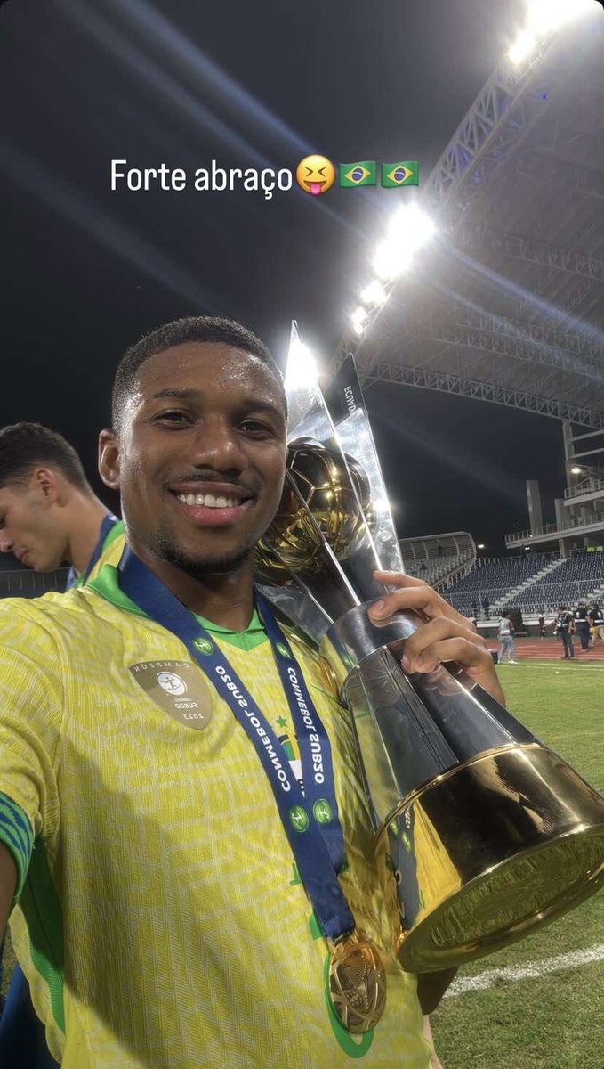 اتوقع بعض الشبابيستا ناسين ظهيرنا لياندرينهو أخيييررر انهى مهمة منتخبه بكأس الذهب 

عقبال مانشوف سيلفي بكأس الملك