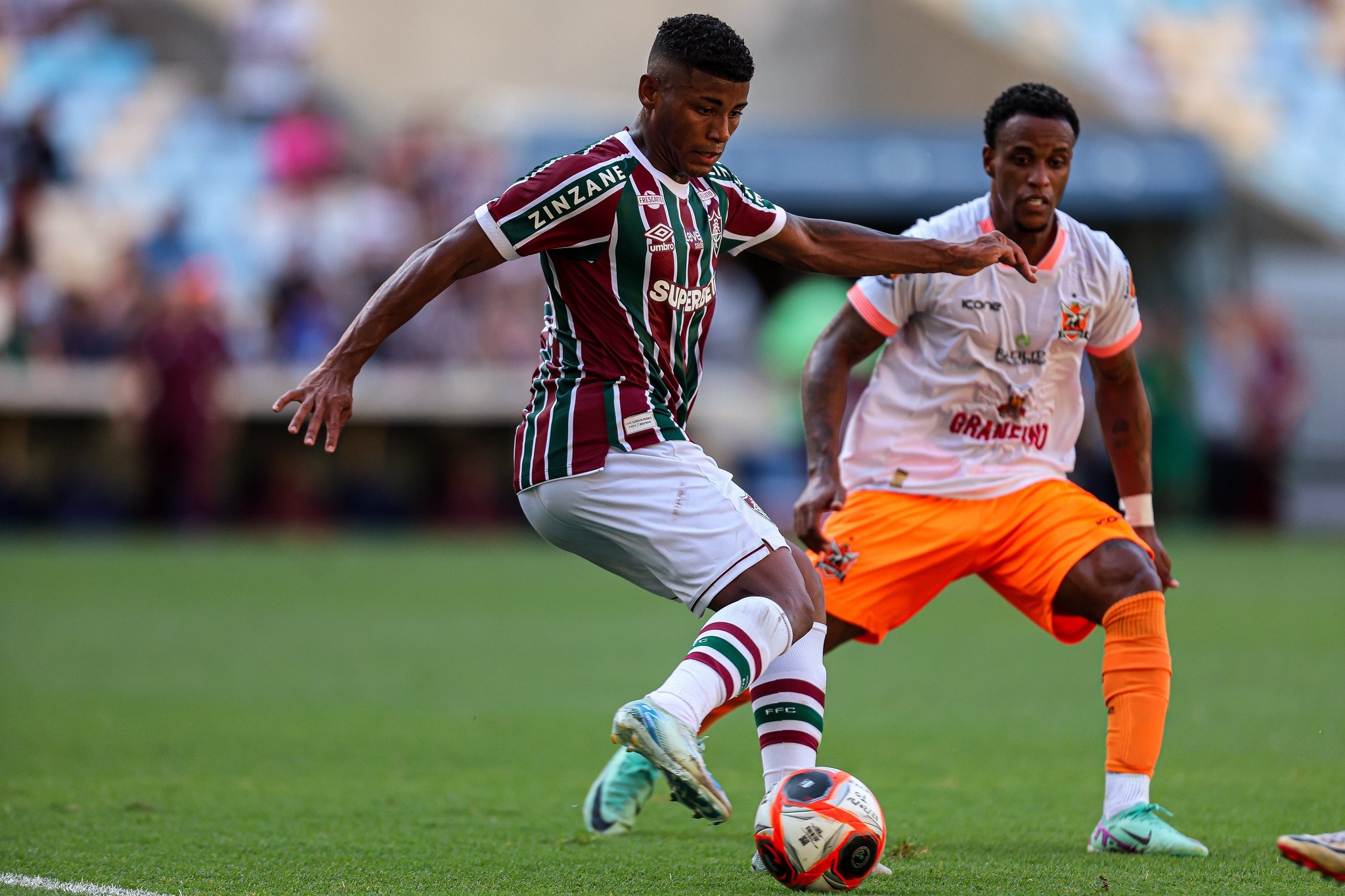 O Fluminense enfrenta o Bangu pela última rodada do campeonato Carioca de 2025, precisando vencer para avançar às semifinais.