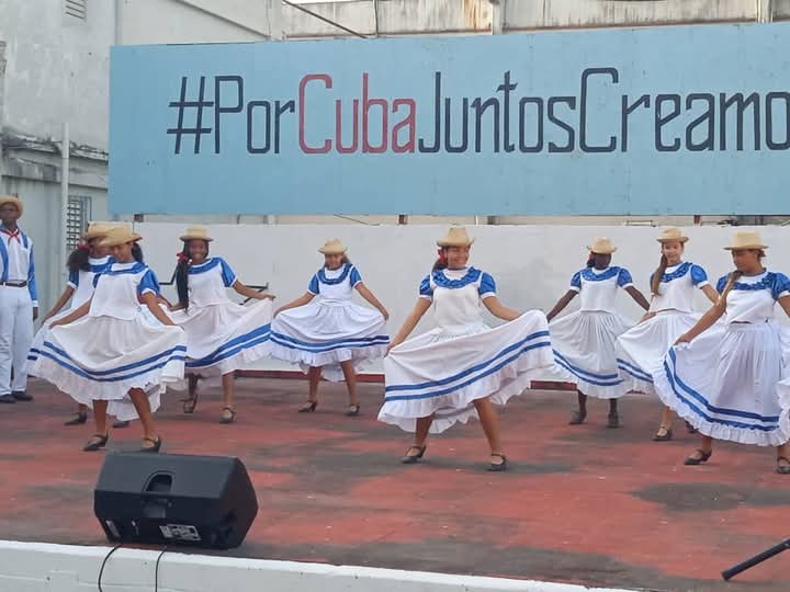 🇨🇺En el municipio Cotorro de #LaHabanaViveEnMí, se rindió homenaje a los trabajadores de los Servicios Comunales en el Día del Sector, recordando el legado del Comandante Faustino Pérez Hernández, quien dirigió esta labor por más de 25 años. Su ejemplo sigue inspirando.