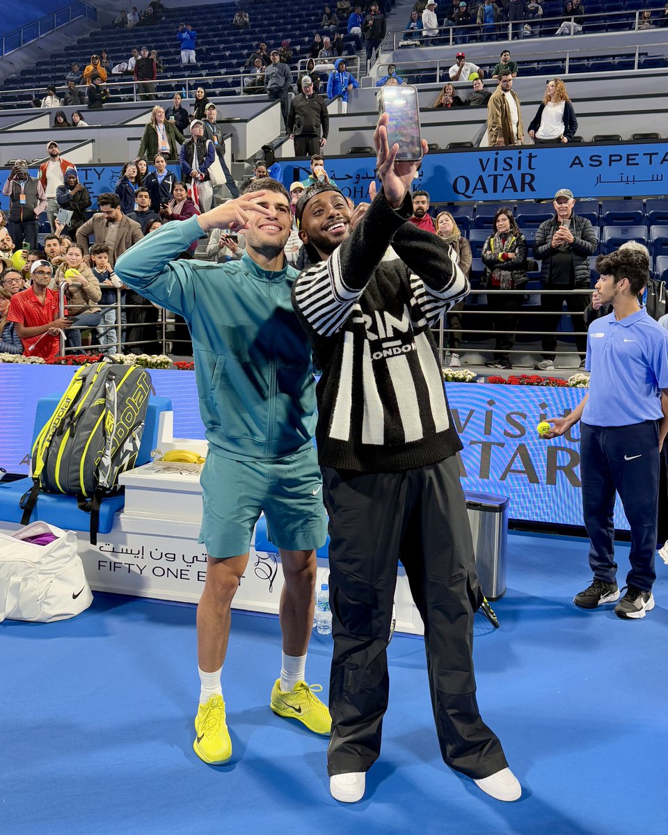 atptour's tweet photo. Tennis crossovers going crazy rn 🎾🏀🤳

@QatarTennis @JimmyButler @ohnosharky @carlosalcaraz #QatarExxonMobilOpen https://t.co/3HnvoSgC60