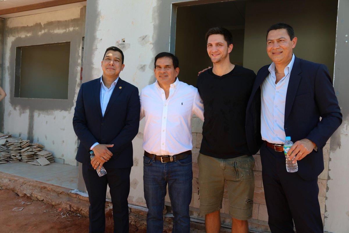 Hoy, junto al Ing. Juan Carlos Baruja, Ministro de Urbanismo, Vivienda y Hábitat, damos un paso más hacia el sueño de la casa propia con la palada inicial del 5° proyecto en Luque, una iniciativa del programa Che Róga Porã que sigue transformando vidas.
