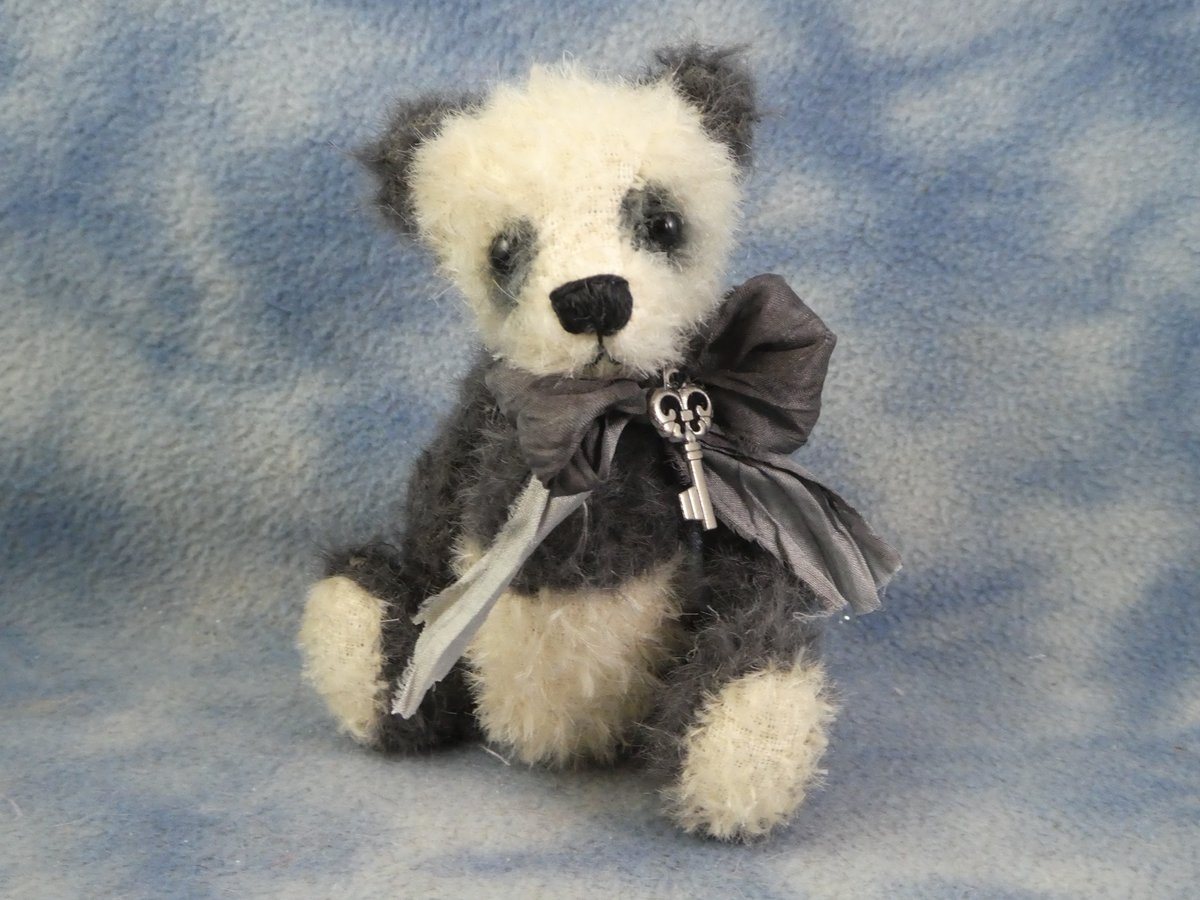 Meet Storm, he's an adorable vintage style Mini Panda Bear looking for his new home #BramberBears #OneofaKind bramberbears.etsy.com/uk/listing/186…
