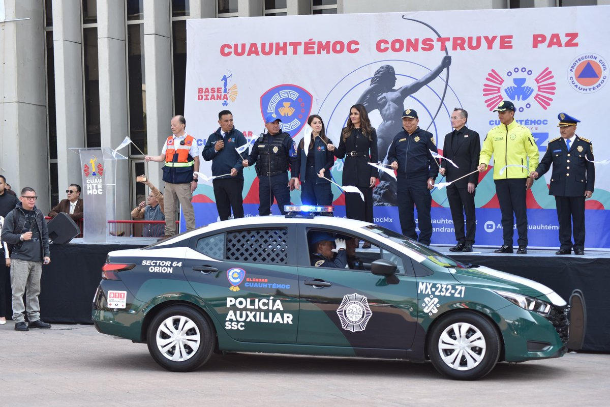 AlessandraRdlv's tweet photo. Hoy marcamos el inicio de una nueva era de seguridad. A quienes han querido sembrar el miedo: se les acabó el tiempo.

A quienes trabajan, viven y caminan en esta alcaldía: estamos aquí para protegerlos.

Blindar Cuauhtémoc no es un lema, es un compromiso.
🚔 Más patrullas.
⏳ Menos tiempo de respuesta.
💪 Cero tolerancia al crimen.

Porque Cuauhtémoc se cuida, se respeta y se defiende.