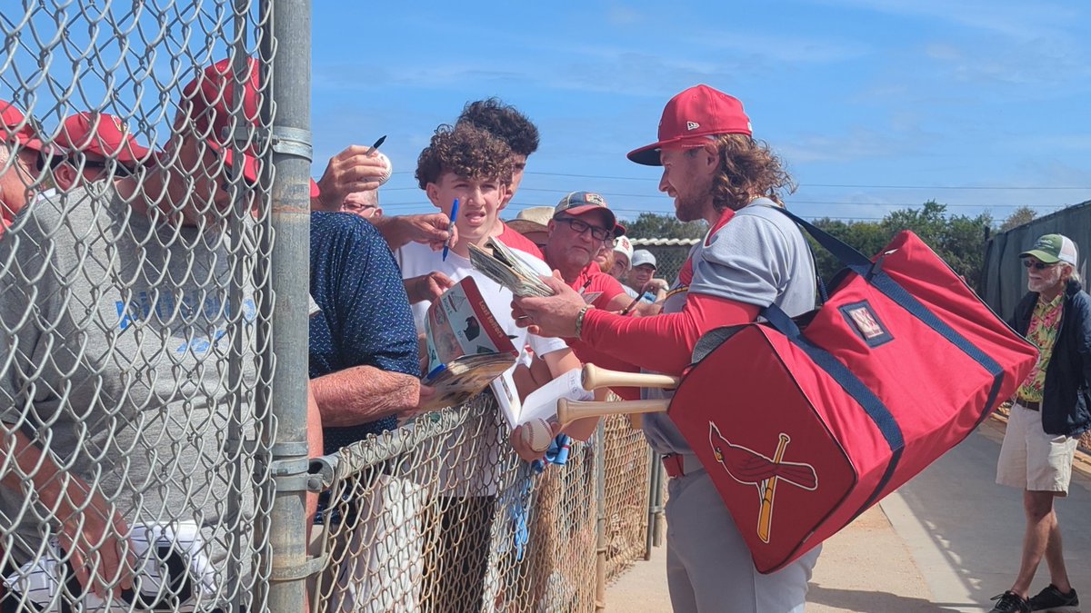 Willson Contreras and Brendan Donovan spent in the neighborhood of 15+ minutes signing and taking photos with fans after today's workouts.

I don't think the day will ever come where I don't find stuff like this to be meaningful. Really cool to see.