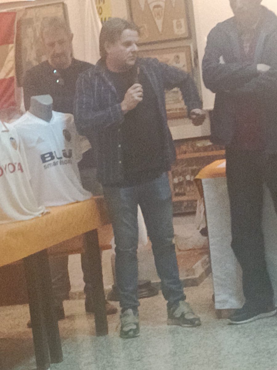 El divendres passat vam inaugurar l'exposició. Forment, Robert I Torres no s'ho van perdre. Albert Carda  i José I. Ponce ens van ensenyar i contar la història de cada samarreta de la seua col.lecció.