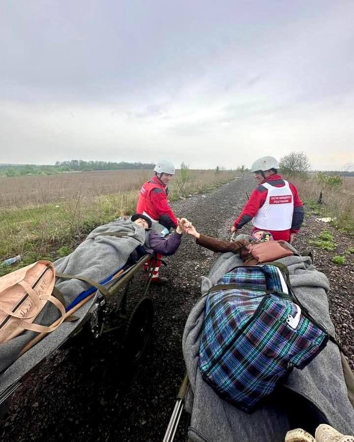 BirgitteEbbesen's tweet photo. One picture often tells more than a million words. Last year Ukraine Red Cross Emergency Response 🚒volunteers in Sumy evacuated this elderly couple holding hands, while getting away from the frontline. Such a powerful glimpse of compassionate real life heroes. 🙏🙏 💪 https://t.co/laTZVpfW8f