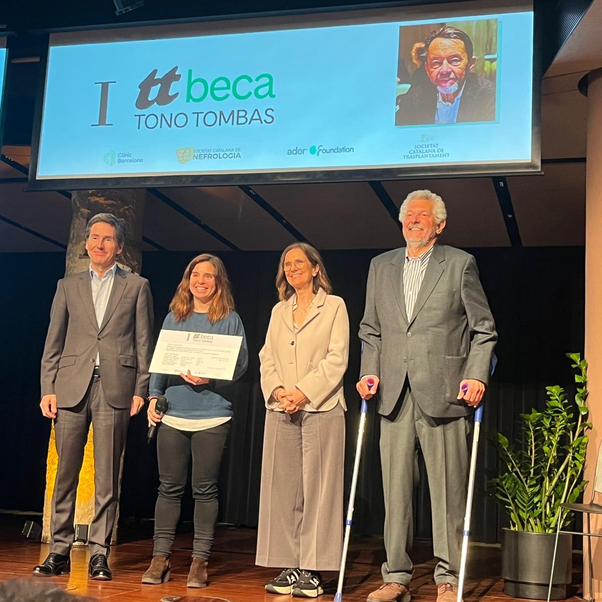 👏 Enhorabona <a href="/lsans3/">Laia Sans</a>, nefròloga de la SCN i del <a href="/vallhebron/">Vall d'Hebron</a> , per la beca Tono Tombas! 

Amb l'ajuda, el projecte  que lidera la Dra. Sans busca validar qüestionaris PREM i crear una plataforma per millorar l’atenció dels pacients renals. 

#qualitatassistencial #nefrologia