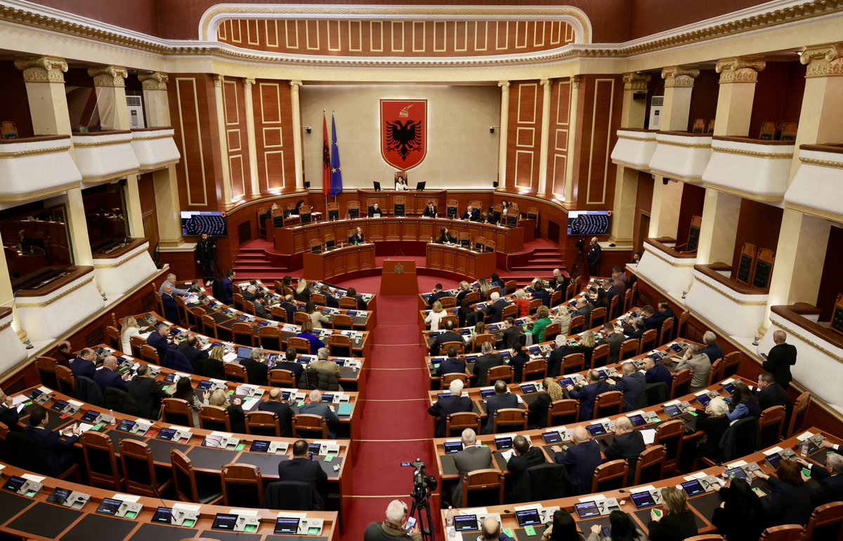 ✅ Me konsensus në seancë plenare, miratuam sot ndryshimet në Kodin Zgjedhor, që mundëson pjesëmarrjen e bashkëatdhetarëve tanë në zgjedhjet e 11 majit dhe forcon transparencën e besimin publik në administrimin e procesit zgjedhor.

#DiasporaVoton🗳️