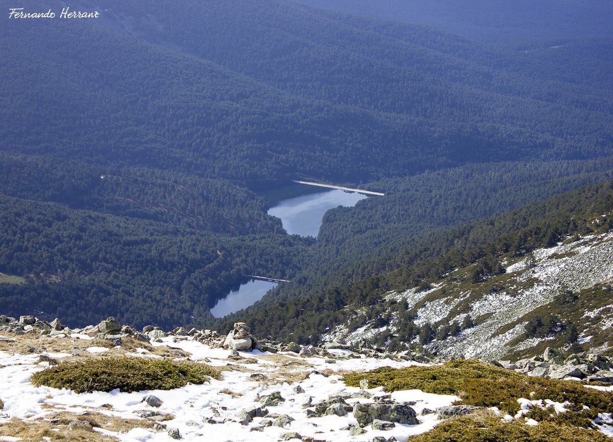 nievameteo's tweet photo. El día acompañó, ayer en la 51 Travesía Invernal de #LaMujerMuerta. Arriba, algo peligroso estuvo la pisada, por las piedras semicubiertas por la nieve. En el centro de la foto, embalse de #ElTejo, que estos días es noticia. #ElEspinar #Segovia #Castilla #SierraDeGuadarrama https://t.co/VcjZ9kox5W