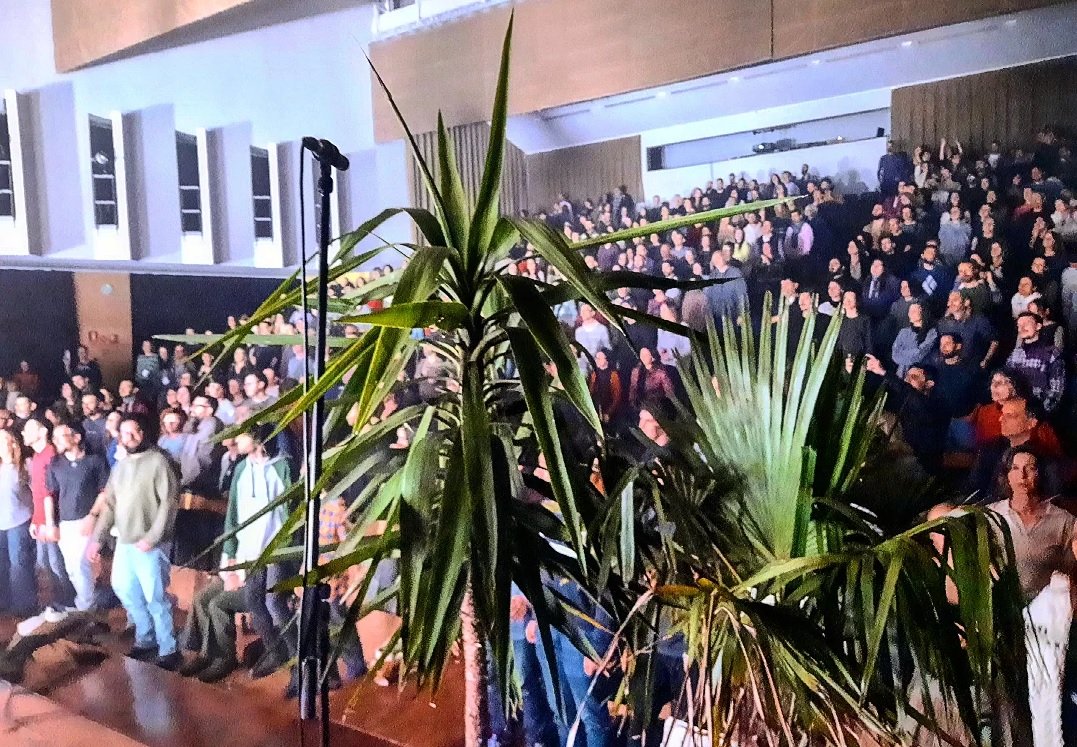 FestivalHivern's tweet photo. 👏 SOLD OUT! 

❄️🤩❤️🎸🔥🥁💥⚠️🥰🎶✨️

💜 12è Festival Hivernacle amb tot venut als concerts de Pau Vallvé i Adrià Puntí!
La resta de concerts i actes plens i amb un ambient espectacular 💥🥁🥰✨️

🤍 Llarga vida al festival, al millor públic de Catalunya i als artistes! https://t.co/P9c7yUp407