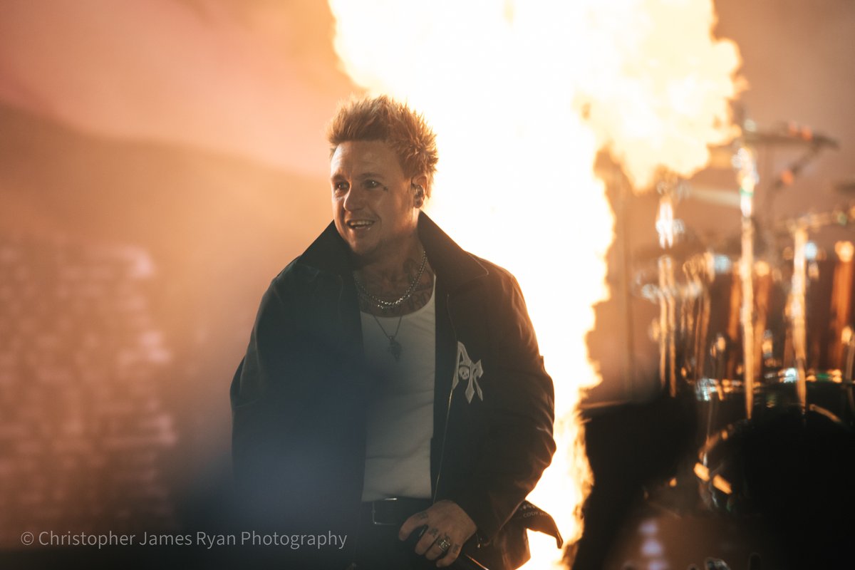 RAM_zine's tweet photo. The blend of heavy riffs, hip-hop rhythms, and raw emotion on #Infest set a new standard for rock music. Fast forward to today @paparoach still brings that same energy onstage! 🎤🤟
With support from @WageWar!
https://t.co/hNyQLU0XKg
📷: @BananaJazzMedia 
✍️: @LamestreamLydia https://t.co/nyzX8TD5Ez