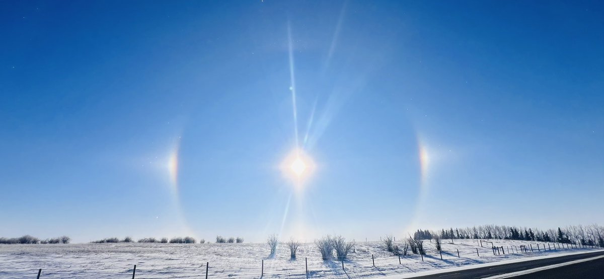 CalgaryObserver's tweet image. A breathtaking sundog sighting this morning!
With temperatures plunging to -28°C, these halos form as ice crystals in the air refract sunlight—nature’s dazzling reminder that beauty shines brightest in the cold.
#Sundog #ColdSnap #FamilyDay