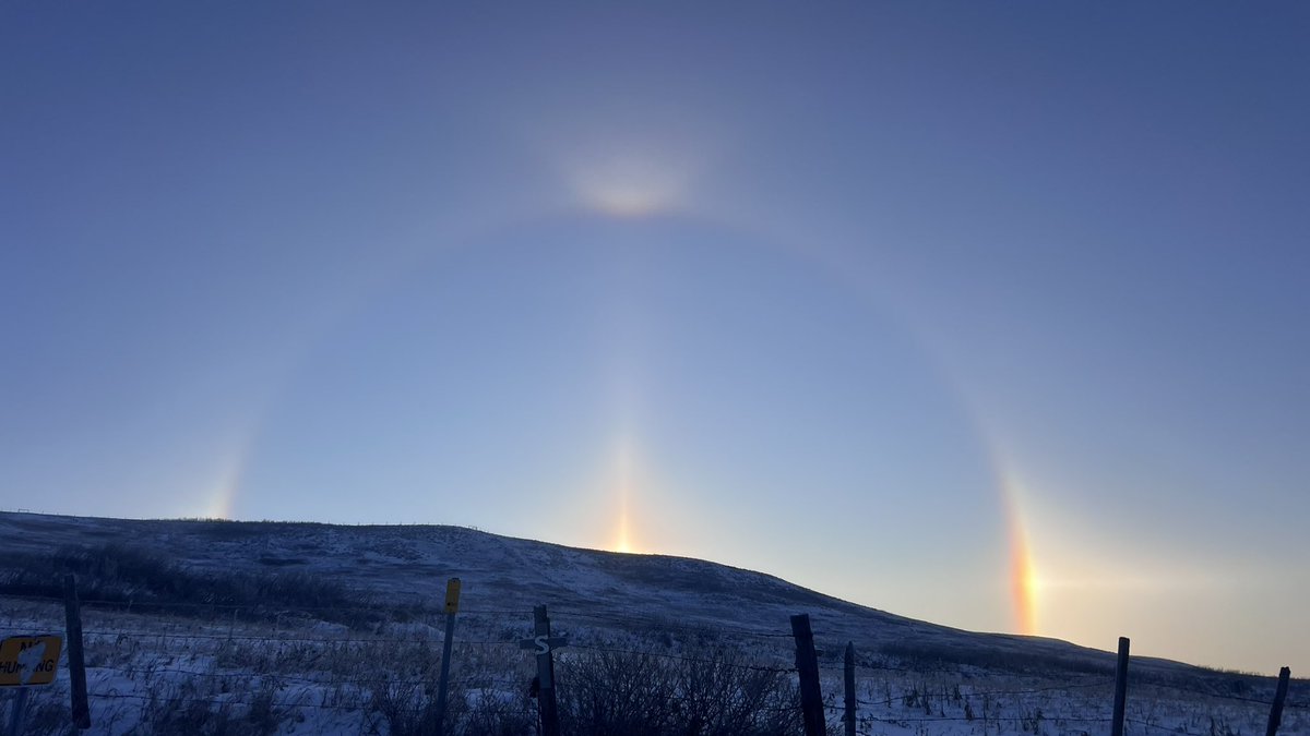 CalgaryObserver's tweet image. A breathtaking sundog sighting this morning!
With temperatures plunging to -28°C, these halos form as ice crystals in the air refract sunlight—nature’s dazzling reminder that beauty shines brightest in the cold.
#Sundog #ColdSnap #FamilyDay