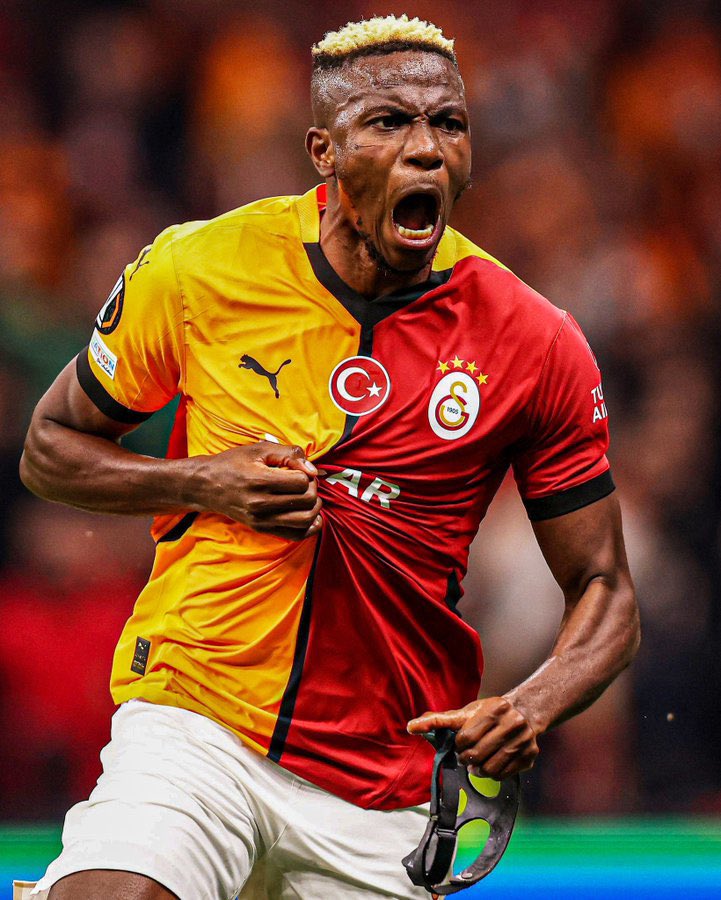 Sahada basmadık yer bırakmadı isteği hırsı mücadelesi muazzam yüz yıllık Galatasaraylı gibi mücadele ediyor Victor Osimhen.