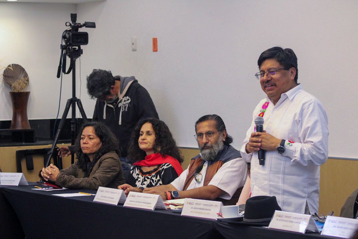 INPImx's tweet photo. #COMUNICADO | 📰🗞️

Avanza el proyecto de Ley General sobre los Derechos de los Pueblos Indígenas y Afromexicanos, en el que se garantiza el
ejercicio efectivo de los derechos de las mujeres, la niñez, la juventud, las personas residentes y migrantes.

▪️ El Proyecto de Ley, se configura como una herramienta normativa que será un cambio cualitativo en las actuaciones de las autoridades, de las personas juzgadoras y de la propia defensa de las comunidades y los pueblos, reconoció Ángeles Arcos García.

▪️ El titular del INPI, Adelfo Regino Montes, señaló que los avances en la elaboración de esta Ley es un resultado que ha sido forjado al calor de las luchas, al paso del tiempo y de la historia de nuestros pueblos.

➡️ https://t.co/suStCtaFHc

@DEELAYUUK @GobiernoMX