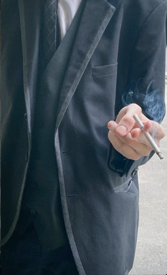 проспал пару суток, за которые а) пряди вернулись в прежнее состояние б) попал под "домашний" арест на выходные... ну да, когда "выше ожидаемого" было достаточно по зельям, верно? впрочем, снова проводить часы за чтением тоже по-своему приятно. ещё бы взглядом никто не сверлил.