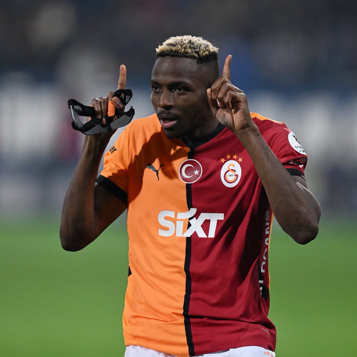 Seni En Nesyri çöpüyle kıyaslayanlar utansın. Onu 1 kişi bile tutmaz ama bu adamı hep 4 kişi tutuyor. Yürüyedur Victor Osimhen!