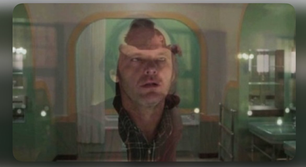 『シャイニング』は、スタンリー・ホテルの217号室にインスピレーションを得た作品です。この部屋には、ハウスキーパーの霊が閉じ込められていると言われています。原作では、217号室(映画では237号室に変更)には、浴槽で薬を過剰摂取した美しい女