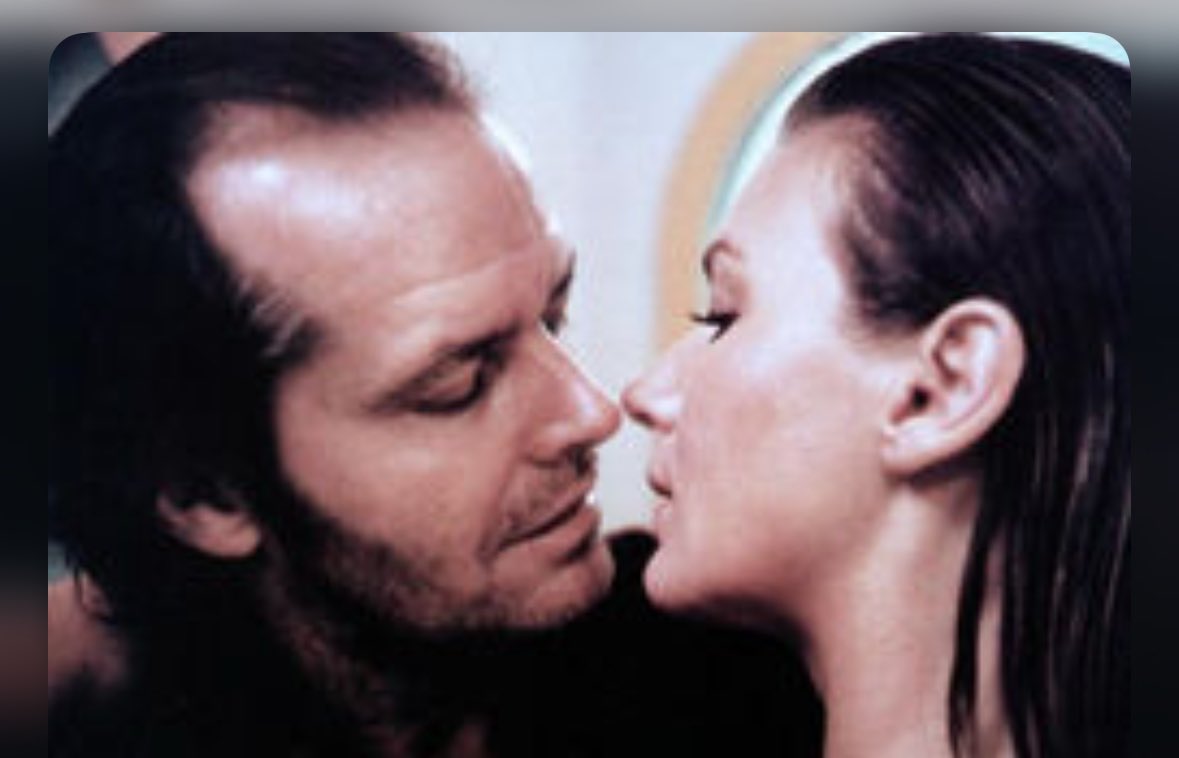 『シャイニング』は、スタンリー・ホテルの217号室にインスピレーションを得た作品です。この部屋には、ハウスキーパーの霊が閉じ込められていると言われています。原作では、217号室(映画では237号室に変更)には、浴槽で薬を過剰摂取した美しい女