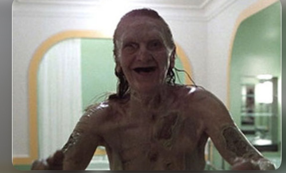 『シャイニング』は、スタンリー・ホテルの217号室にインスピレーションを得た作品です。この部屋には、ハウスキーパーの霊が閉じ込められていると言われています。原作では、217号室(映画では237号室に変更)には、浴槽で薬を過剰摂取した美しい女