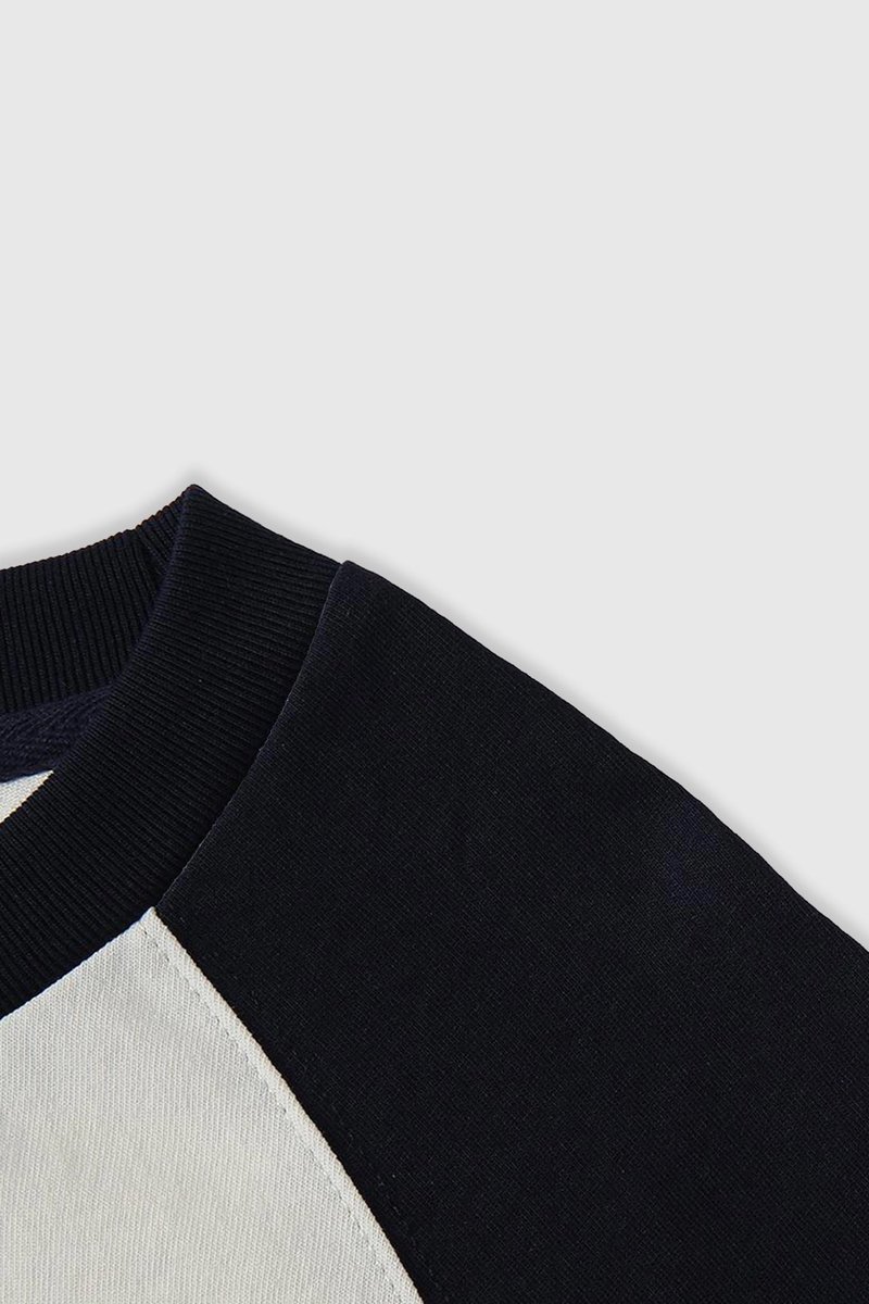 deezusclo's tweet photo. Inspired by the authenticity of the classics and the strength of contemporary streetwear, this piece redefines the concept of casual elegance. With an impeccable oversized fit and premium 260gsm fabric, every detail is designed to offer comfort, durability, and presence. https://t.co/7LfhO13mJq