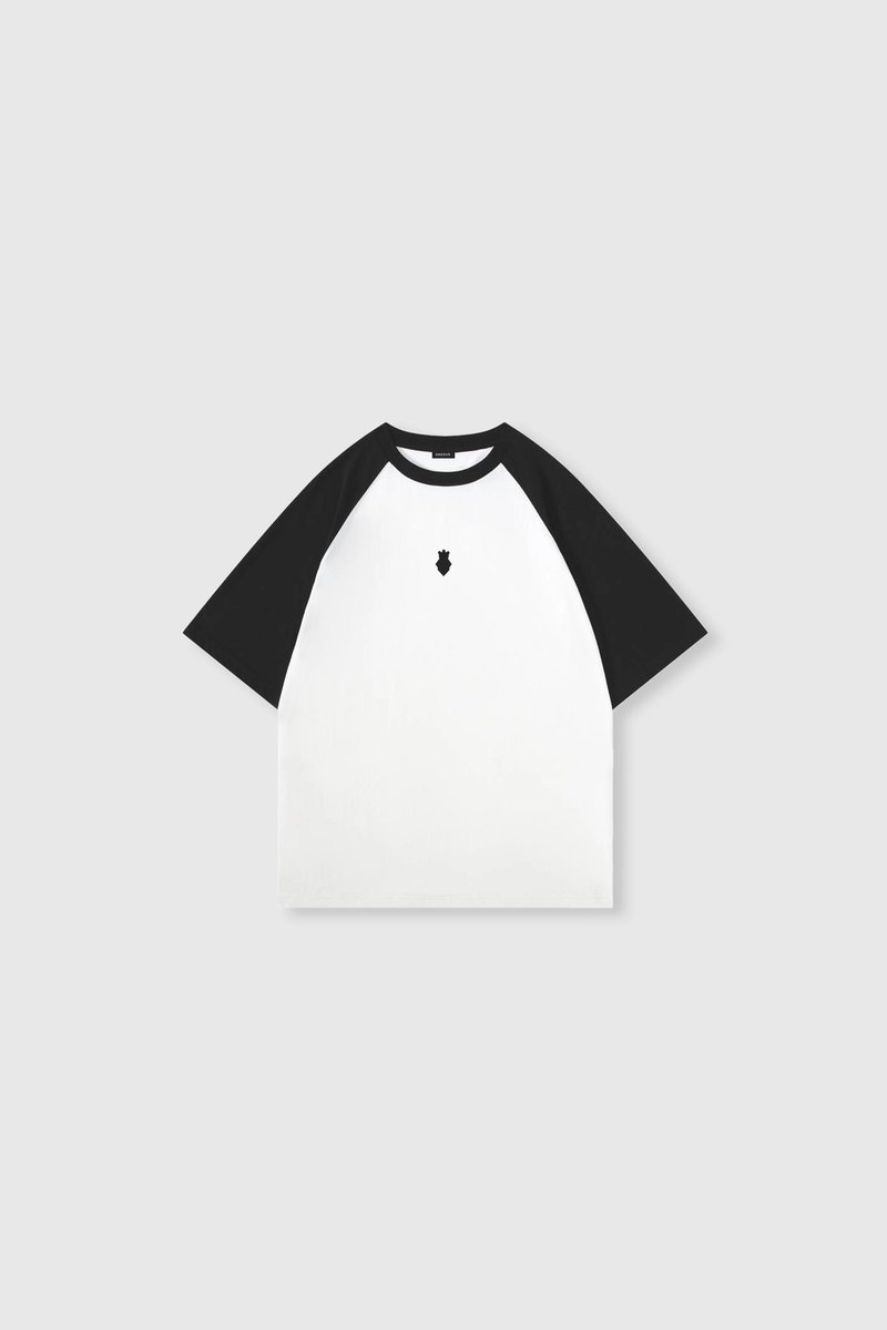 deezusclo's tweet photo. Inspired by the authenticity of the classics and the strength of contemporary streetwear, this piece redefines the concept of casual elegance. With an impeccable oversized fit and premium 260gsm fabric, every detail is designed to offer comfort, durability, and presence. https://t.co/7LfhO13mJq
