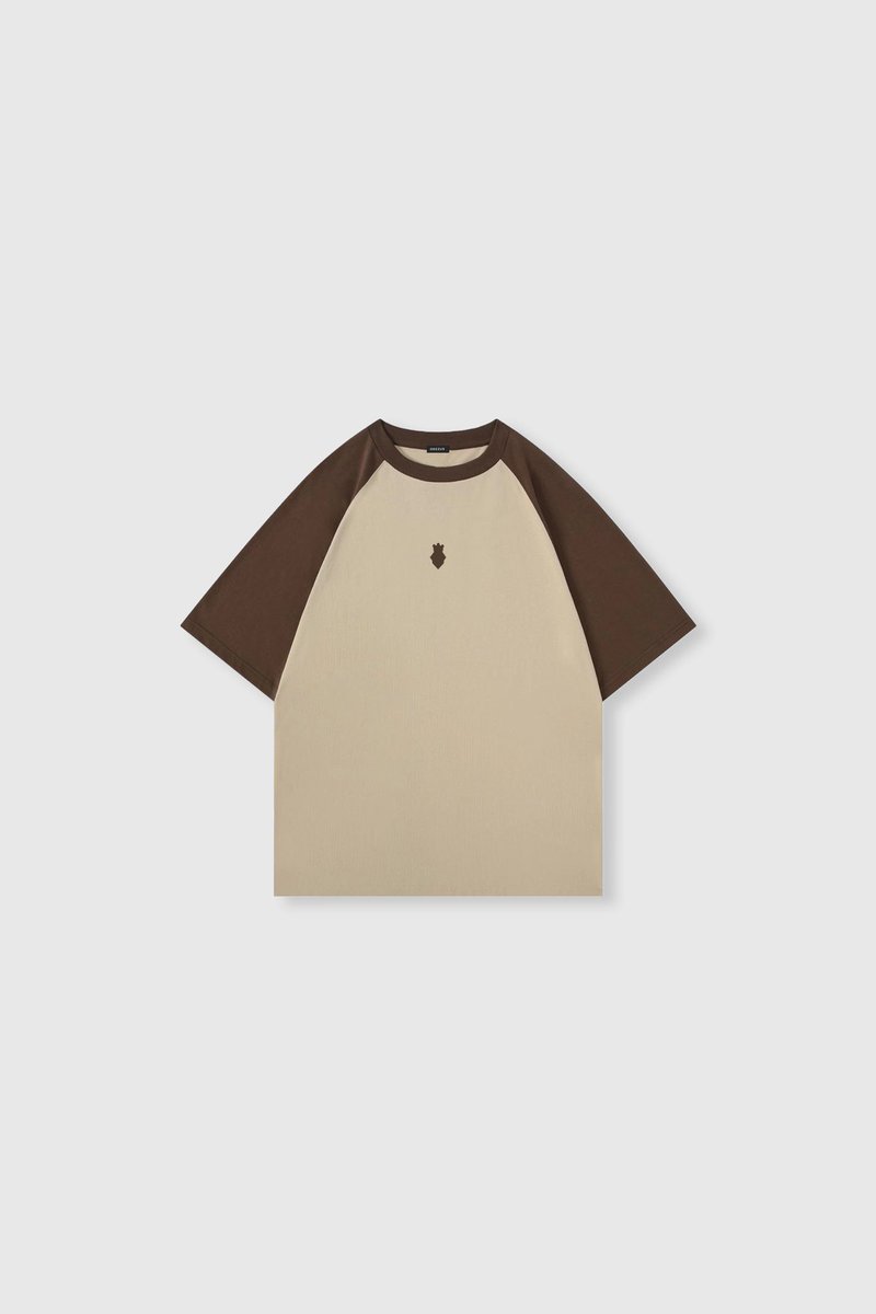 deezusclo's tweet photo. Inspired by the authenticity of the classics and the strength of contemporary streetwear, this piece redefines the concept of casual elegance. With an impeccable oversized fit and premium 260gsm fabric, every detail is designed to offer comfort, durability, and presence. https://t.co/7LfhO13mJq