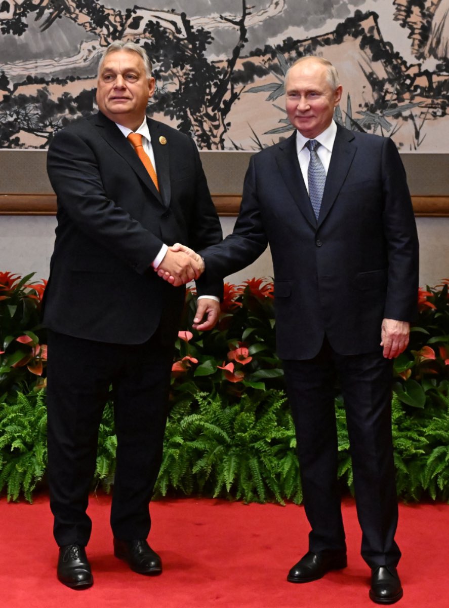 HenkKrol's tweet photo. Toen Victor Orban aan de Europese landen voorstelde om gezamenlijk met Poetin te gaan praten, was bijna iedereen tegen.
Nu Donald Trump met Poetin aan tafel gaat, voelen diezelfde landen zich gepasseerd. https://t.co/w14tLDiUxx