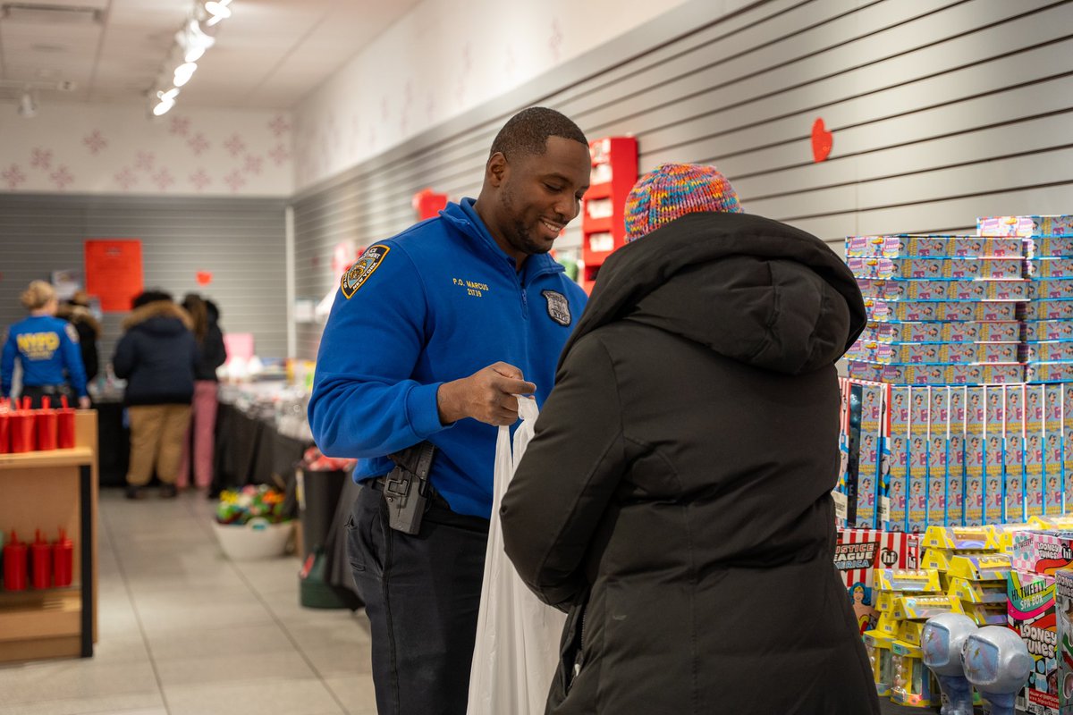 NYPDCommAffairs's tweet photo. Today, our Community Affairs Section, Bronx partnered with Aim High Org and Teens Under Construction to give back at Bay Plaza Mall, distributing essential items to those in need. A simple act of kindness can make a big impact!

Thank you to all the volunteers and supporters who made this possible. Let’s continue building a stronger, more united community!