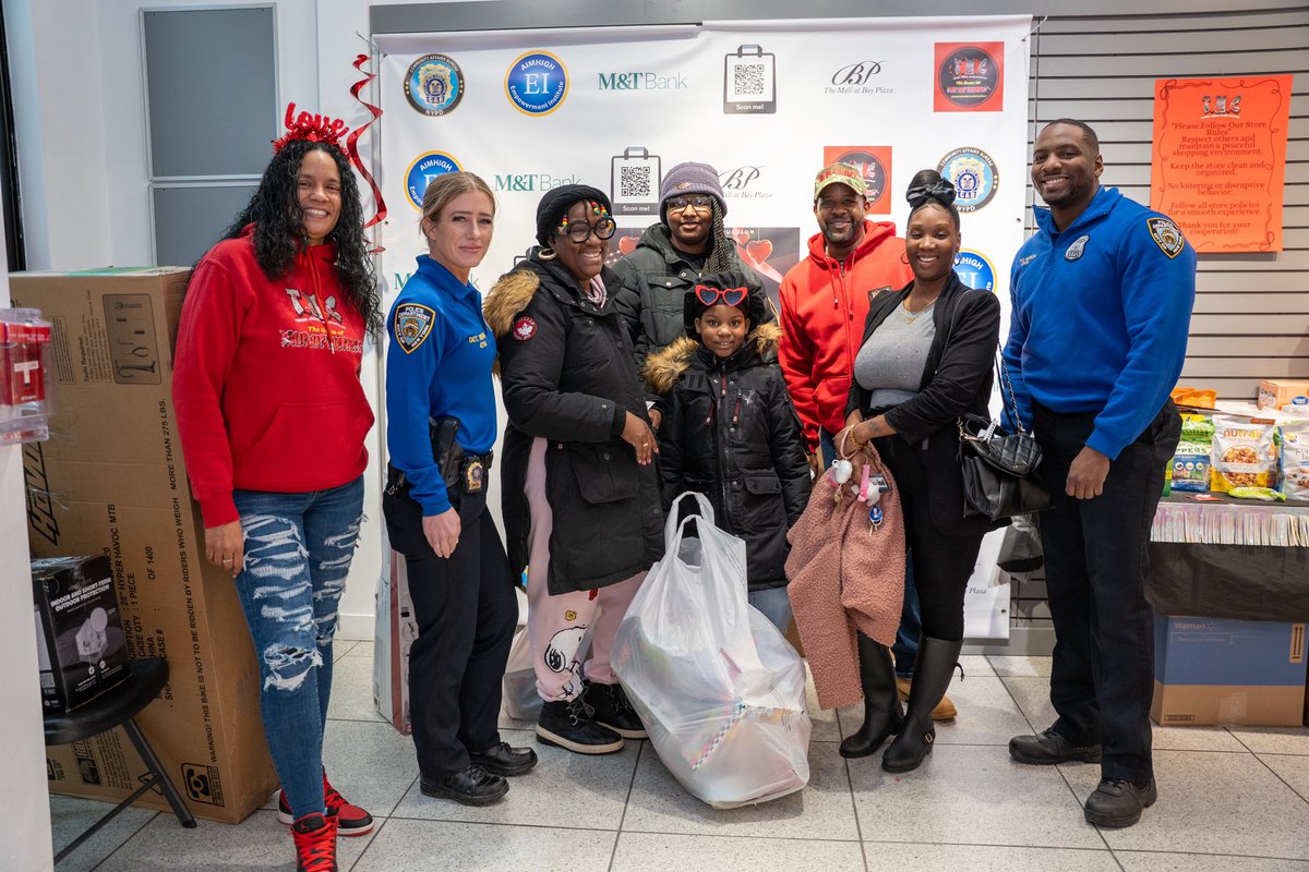NYPDCommAffairs's tweet photo. Today, our Community Affairs Section, Bronx partnered with Aim High Org and Teens Under Construction to give back at Bay Plaza Mall, distributing essential items to those in need. A simple act of kindness can make a big impact!

Thank you to all the volunteers and supporters who made this possible. Let’s continue building a stronger, more united community!