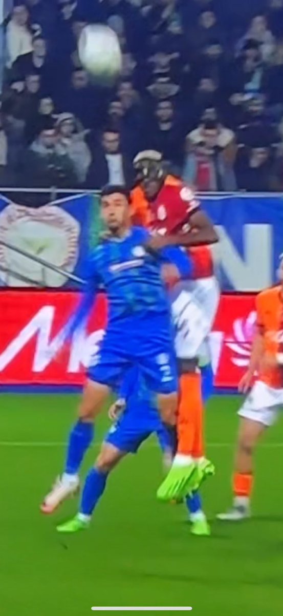 İlk golde Osimhen rakibini indiriyor, Zorbay tabiki devam diyor, pozisyonun devamında gol oluyor

#HakemKüçükOperasyonBüyük