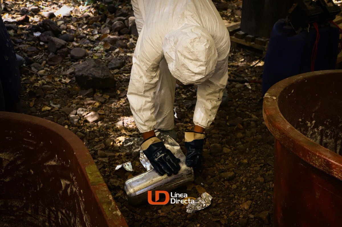 PuroPIXELADO's tweet image. GRAN GOLPE POR PARTE DEL EJÉRCITO MEXICANO AL NARCO!📷📷
El Ejército desmantelo una red de #laboratorios clandestinos y aseguraron más de 1,500 millones de pesos en metanfetamina en Higueras de Abuya, al sur de la Capital #sinaloense.
#EjércitoMexicano #tendencia2025 #AlMomento